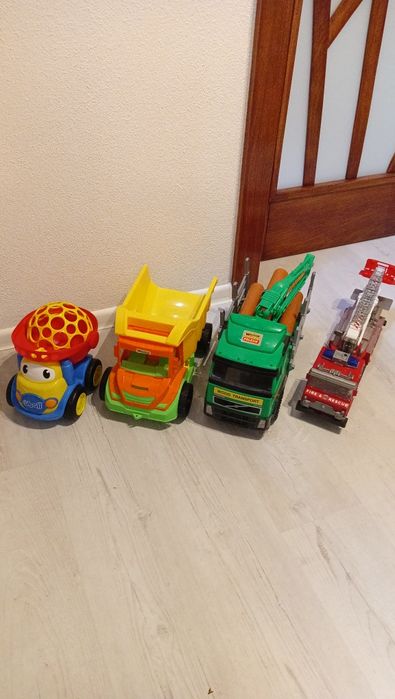 Zestaw zabawek auta wywrotka straż