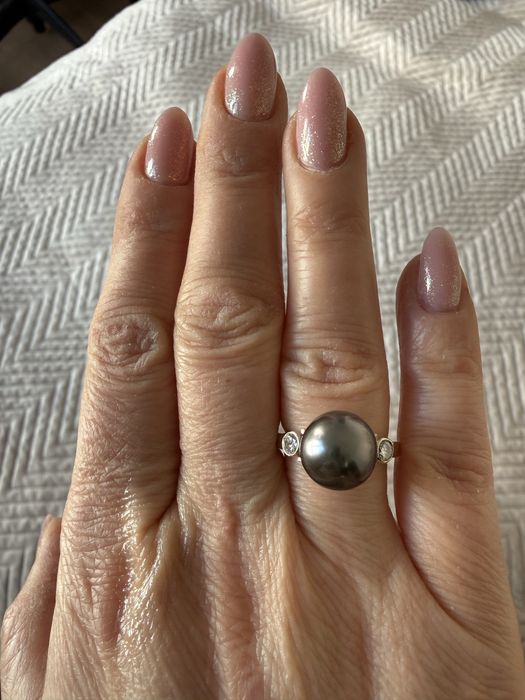 Pierścionek z dużą perłą Tahiti i diamentami