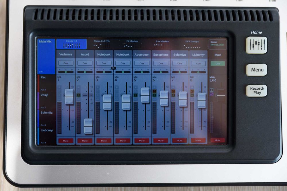 Цифровий мікшерний пульт QSC TouchMix-8