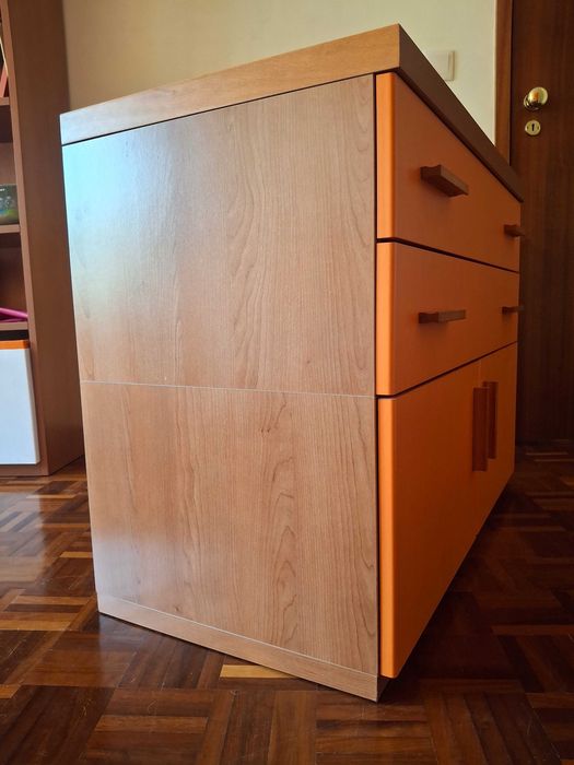 Cómoda com 2 Gavetas e 2 Portas - Excelente Arrumação