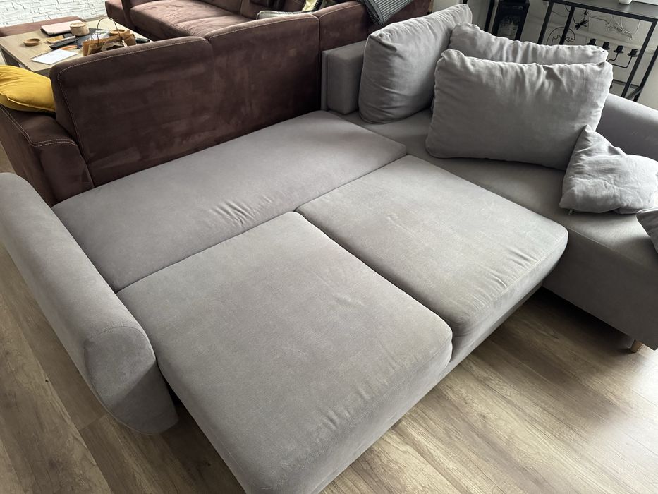 Szara kanapa w stylu L z poduszkami
