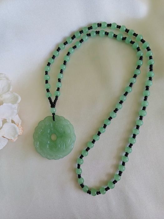 Naszyjnik - Rzeźbiony zielony jadeit