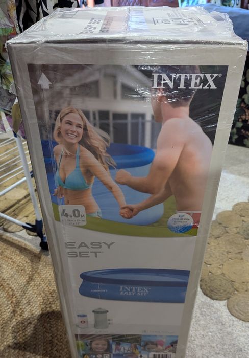 Piscina Intex grande nova e selada