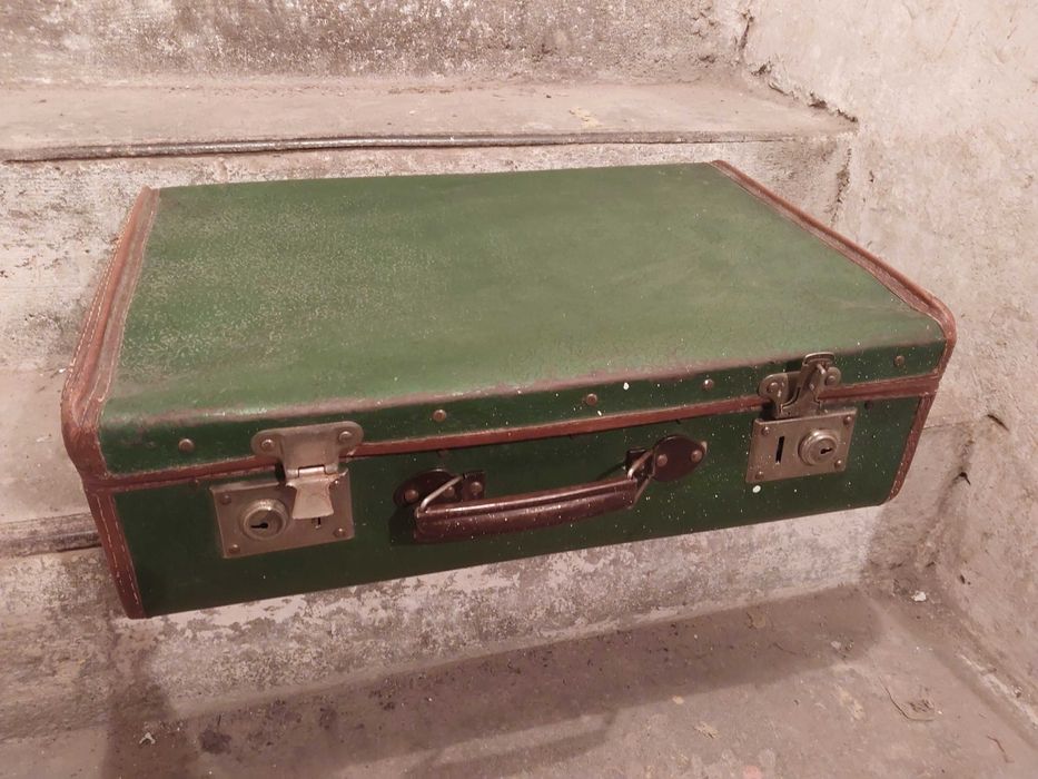 Stara walizka kartonowa tekturowa PRL.  Zielona walizka vintage.