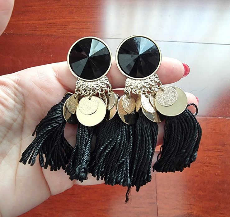 Brincos em tons de preto e dourado