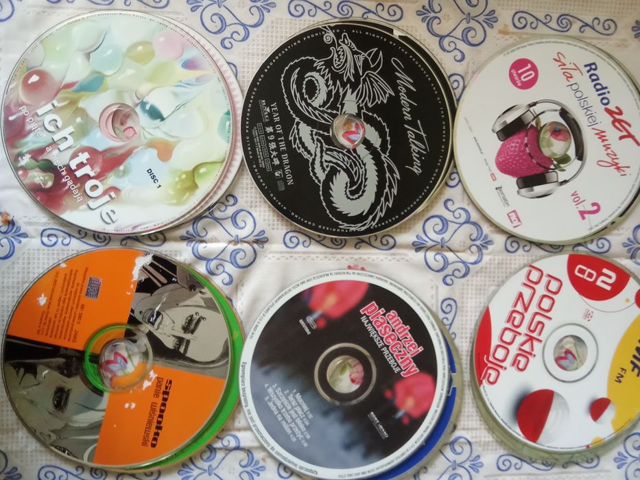 Płyty CD bez opakowań