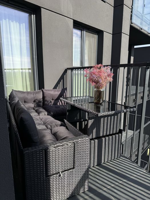 Czarny zestaw mebli balkonowych z regulowanym stolikiem