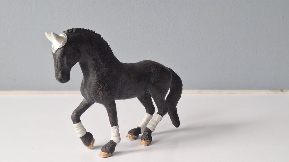 Schleich Zestaw turniejowy Koń fryzyjski