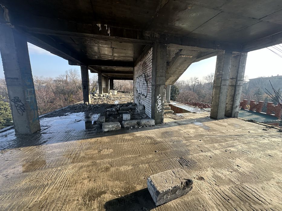 капітальна будівля загальною площею 1 800 м² із земельною ділянкою