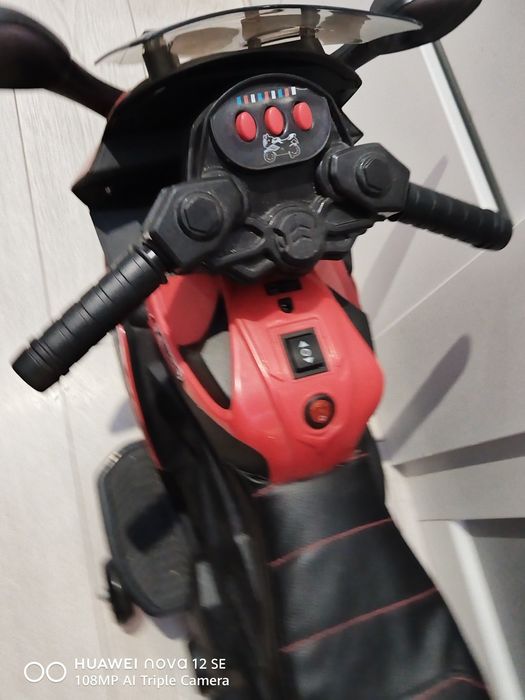 Czarno czerwony zabawkowy motor dla dzieci elektryczny