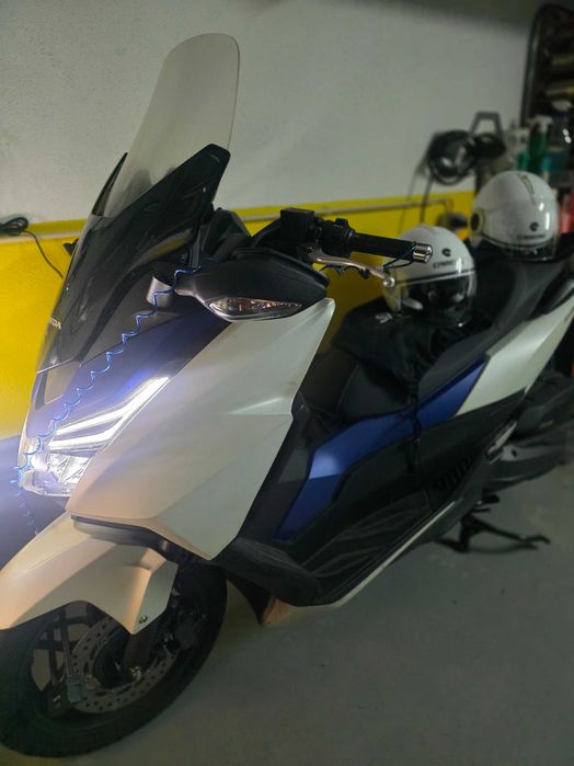HONDA FORZA 125 - Inclui 2 Blusões, 2 Capacetes, Carregador, Luvas, Capa, Auriculares.. etc