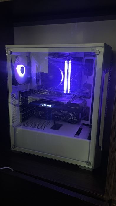 Komputer Stacjonarny z monitorem klawiatura myszka i mikrofonem