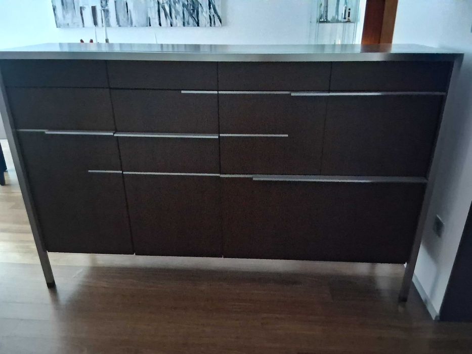 Aparador de design exclusivo em madeira maçica e aço