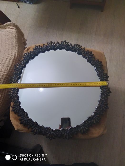 Старинное зеркало в бронзовой оправе.