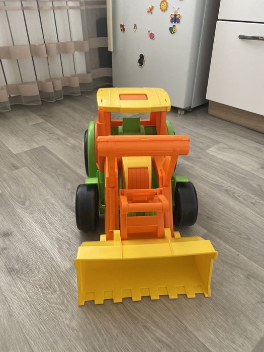 Игрушечный трактор гигант Wader Gigant