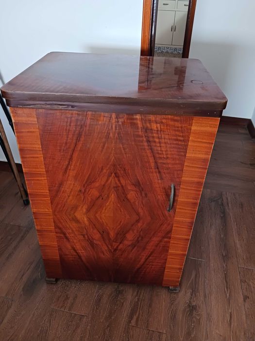 Máquina de costura com móvel