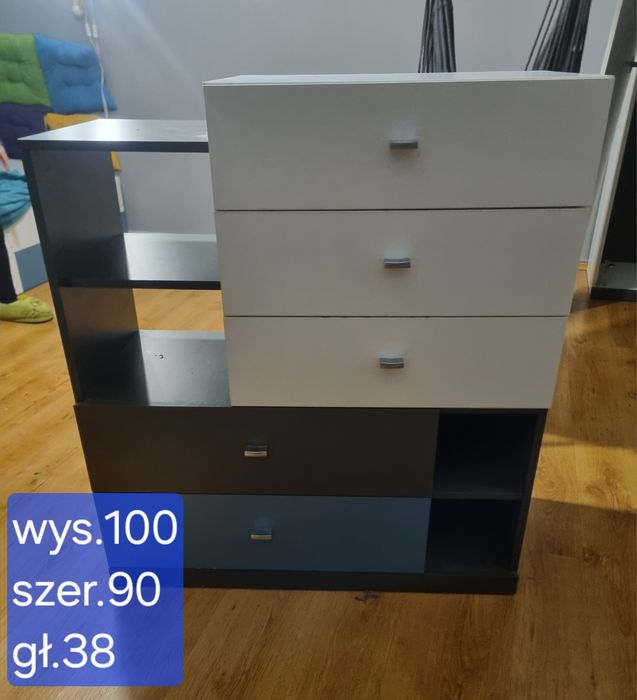 Zestaw mebli młodzieżowych po dziewczynie.