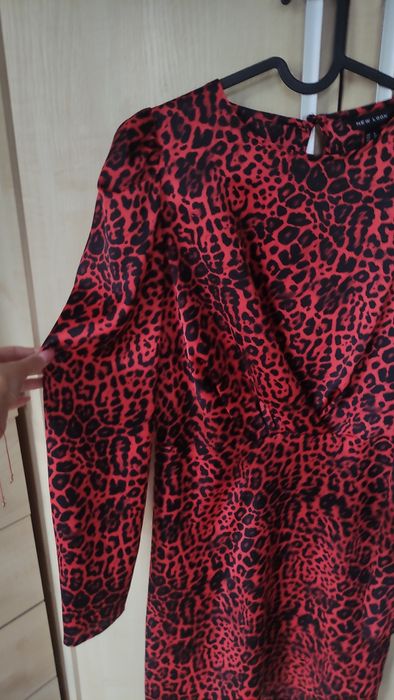 Czerwona sukienka w panterkę bufiaste rękawy lata 80 S