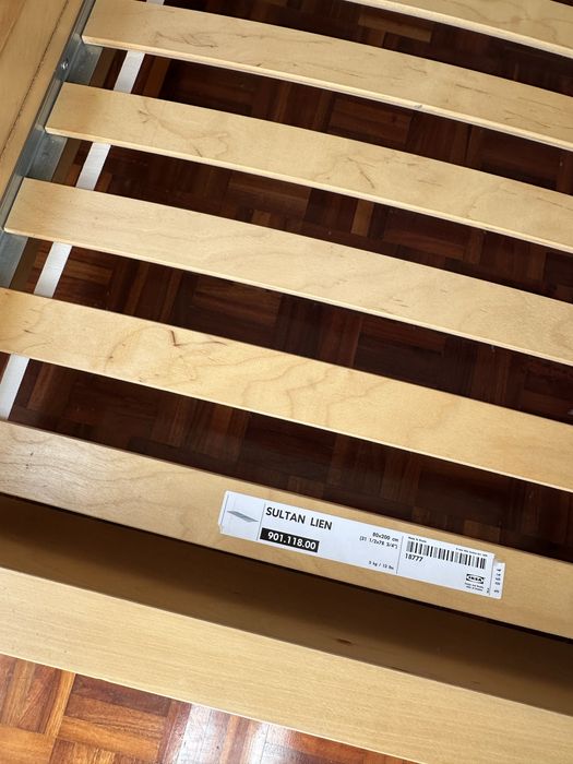 Cama e mesas de cabeceiras Ikea usado