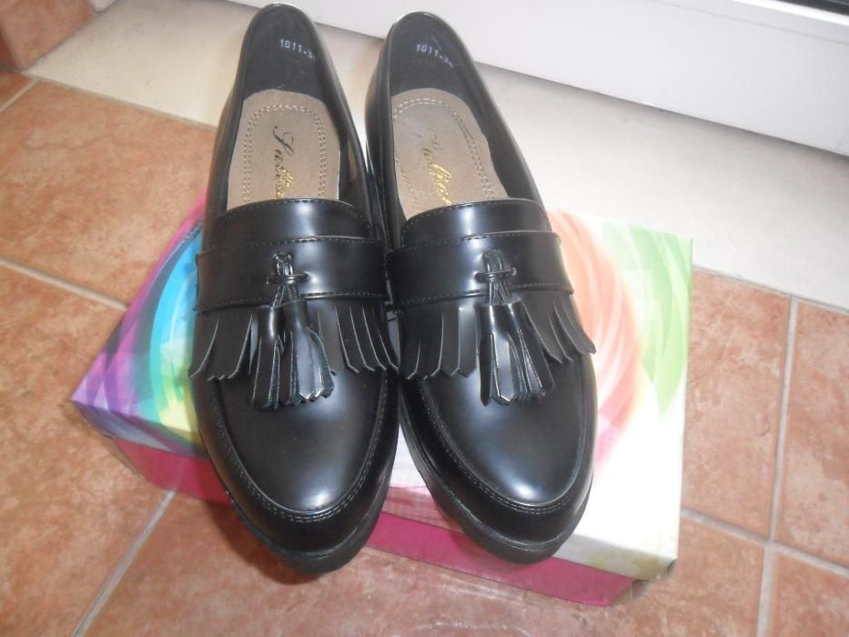 Sapatos pretos novos