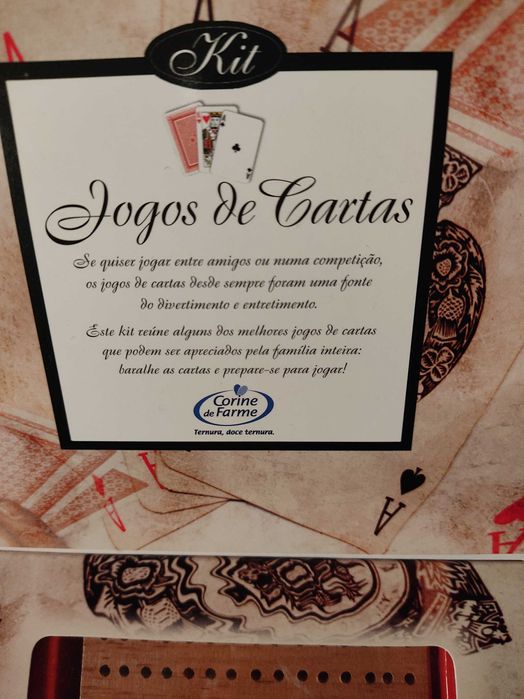 Caixa de jogos com baralho e livro