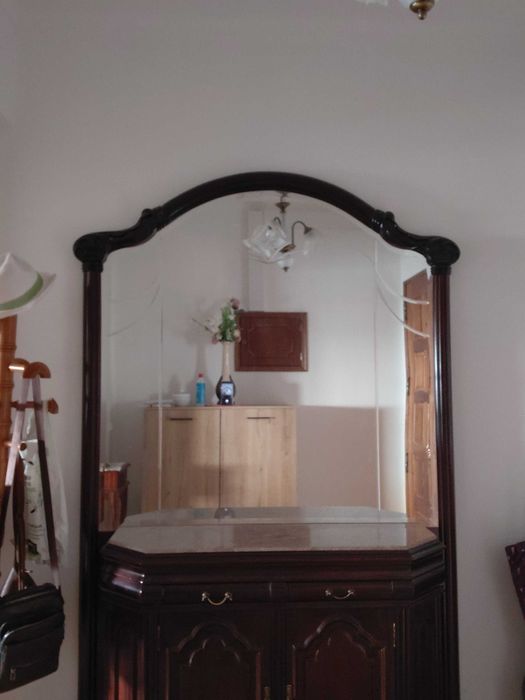 Móvel de madeira com espelho