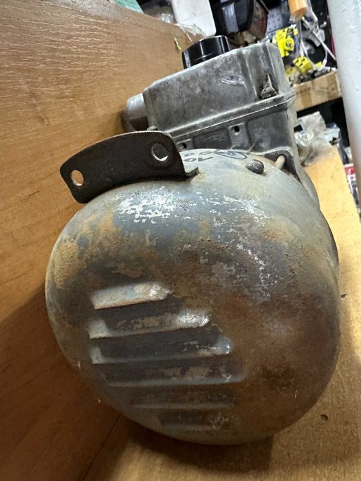 Электродвигатель строительного вибратора.