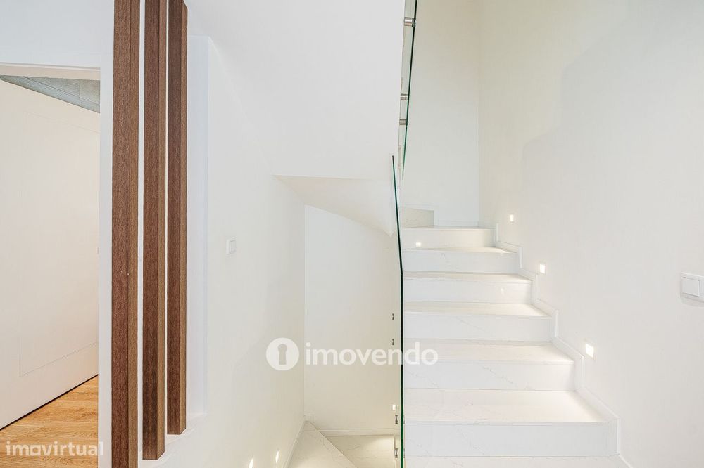 Moradia T3+1 moderna, com garagem e áreas amplas, em Alcochete