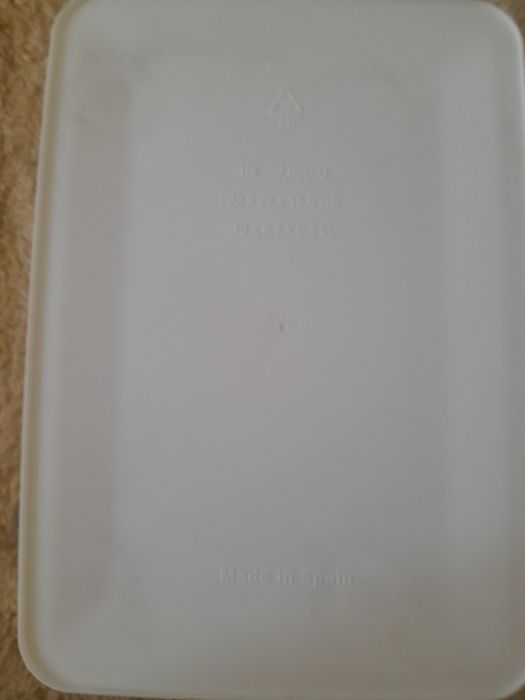 Cesto de plástico branco novo com etiqueta.