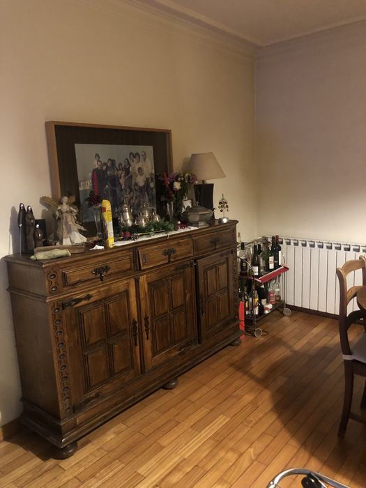 Conjunto moveis de sala -mesa com 6 cadeiras, e dois moveis.