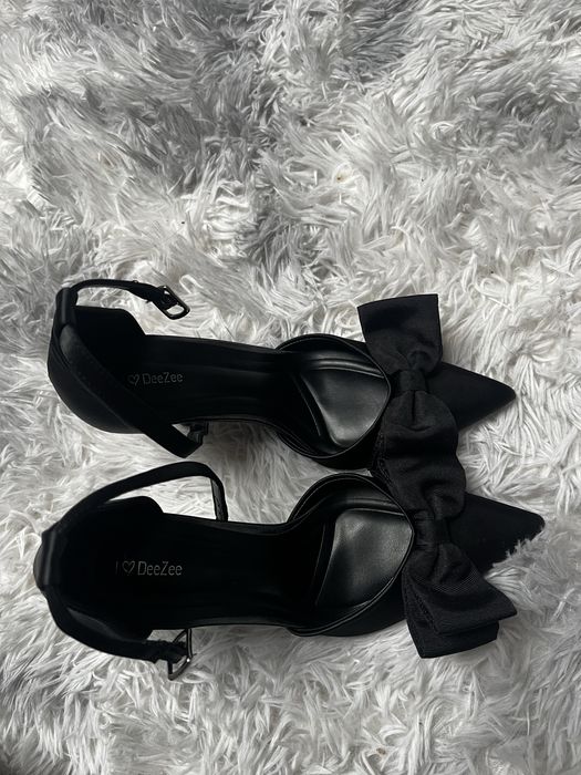 czarne szpilki z kokardką