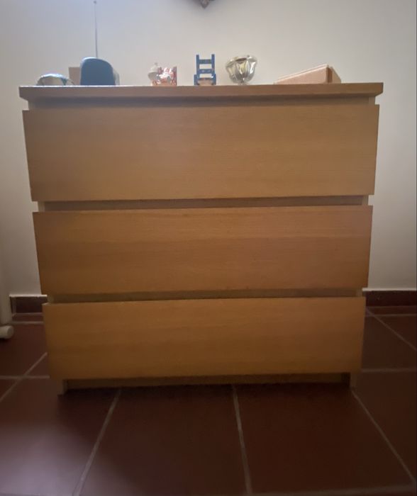 Mesa, cadeiras, cama/sofá e cómoda
