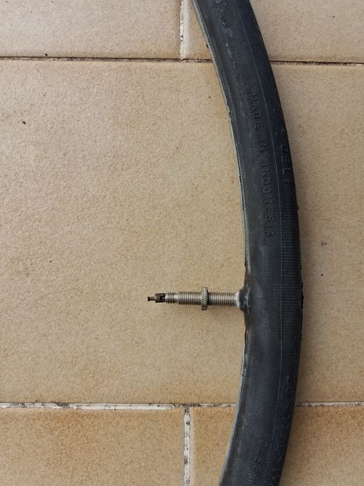 Pneus e câmaras de ar de bicicleta como novos com muito pouco uso.de bicicleta.