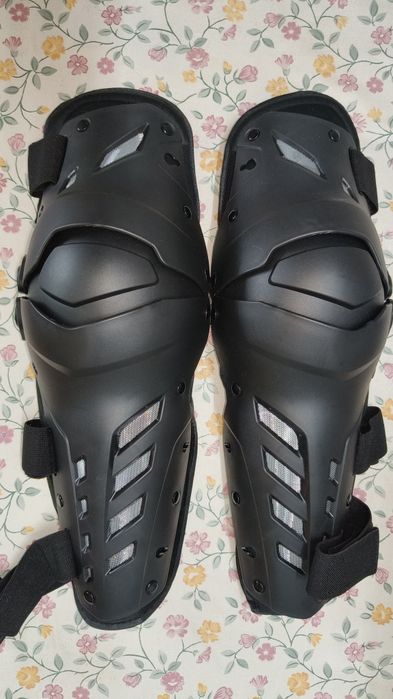 Joelheiras Uchoose para motocicleta.