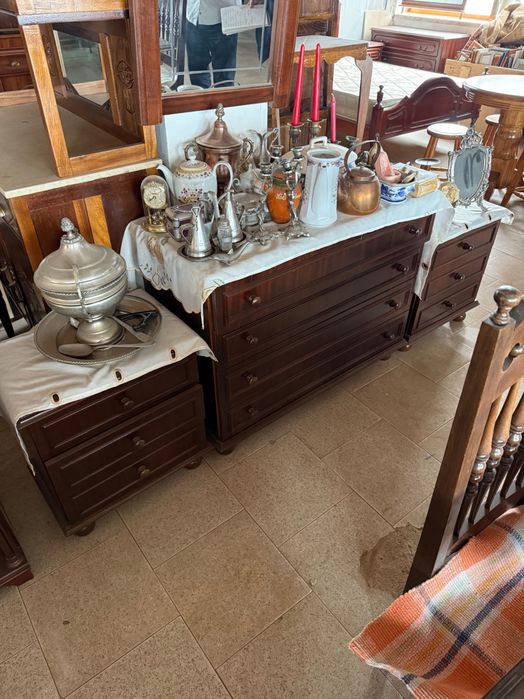 Conjunto de Quarto Vintage: Cômoda Grande + 2 Mesas de Cabeceira + Espelho