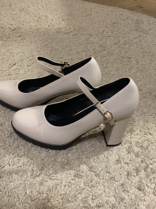 Нарядні бежеві туфлі на середньому каблуку з ремінцем 39 розмір