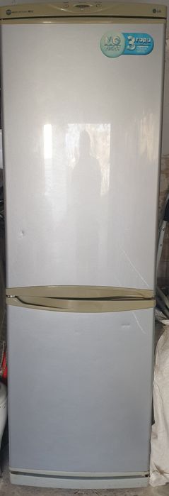 Холодильник Lg No frost з морозильною камерою.