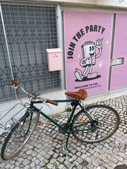 Bicicleta clássica de cidade 54cm — quadro de aço verde, selim de couro, com capacete, cadeado e bomba