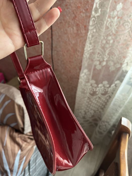 лакова маленька сумочка