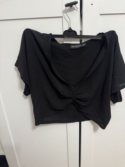 czarny crop top z marszczeniem z przodu dekolt V