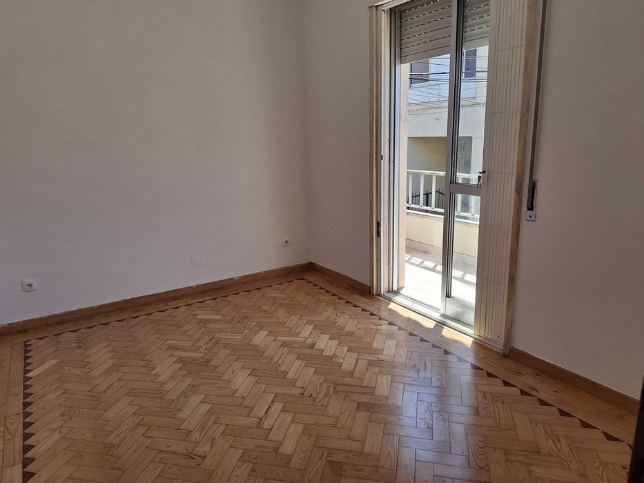 Apartamento T3 perto Centro Comercial Ubbo