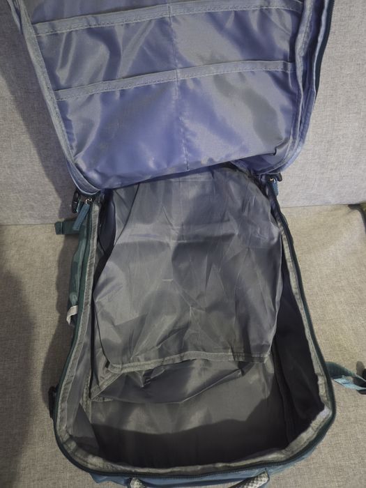 Mochila de viagem turquesa
Vários compartimentos 
Bolso inferior para