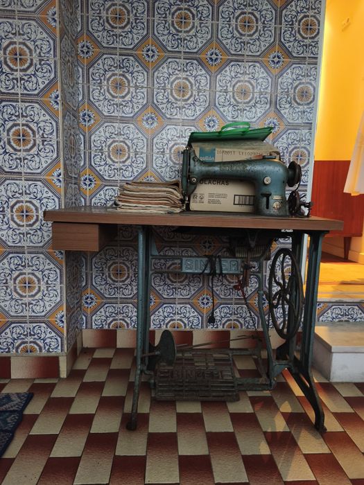 Máquina de costura/ máquina antiga de costura/ máquina singer a pedal