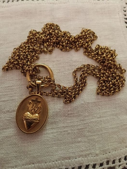 Cordão com medalhão