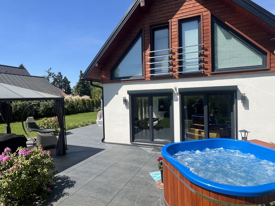 Domek Bielik z jakuzzi  nad jeziorem w Lubniewicach