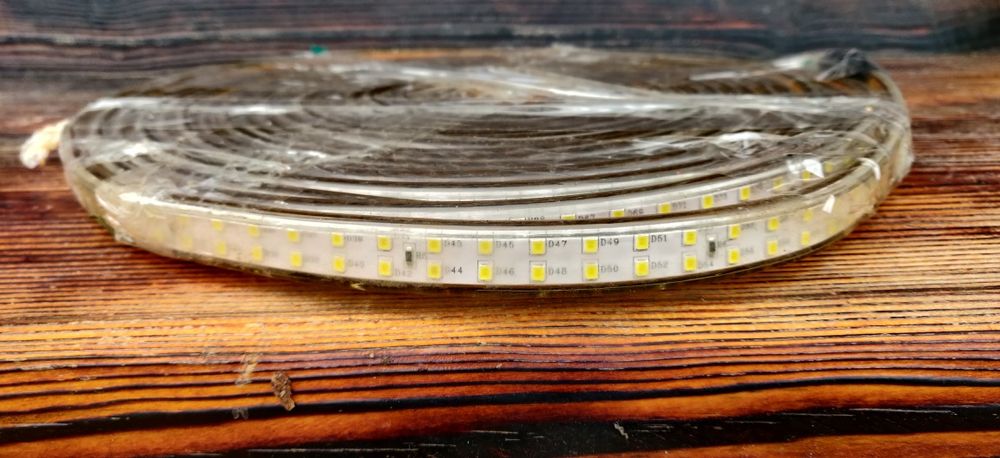 Світлодіодна стрічка 220В для полиці на кухні в кімнату.