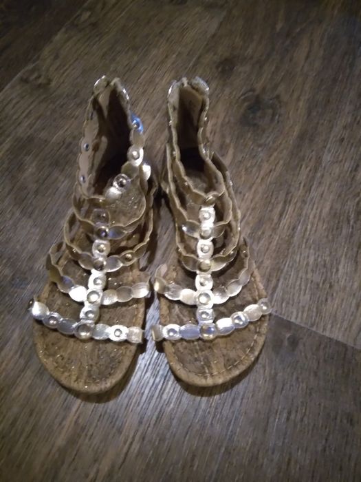 Сапожки  та босоніжки  для дівчинки