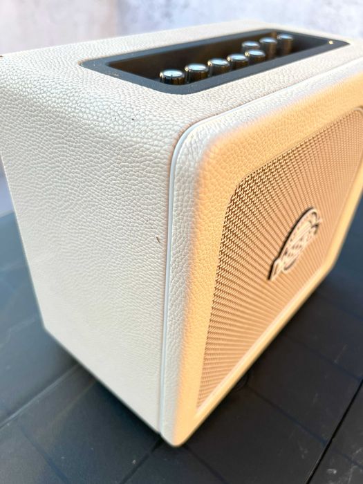 Amplificador Mooer Hornet combo, cor creme, excelente estado