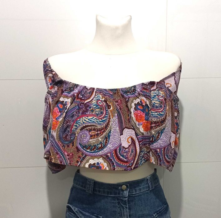 Crop top Boohoo w stylu hiszpanki – kolorowy i kobiecy