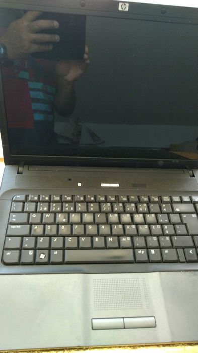 3 computadores portáteis.